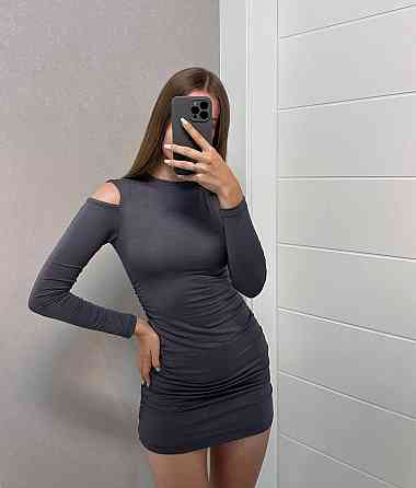 Женская стильная романтичная мини-платье с вырезом на плечах из вискозы Графит Одесса