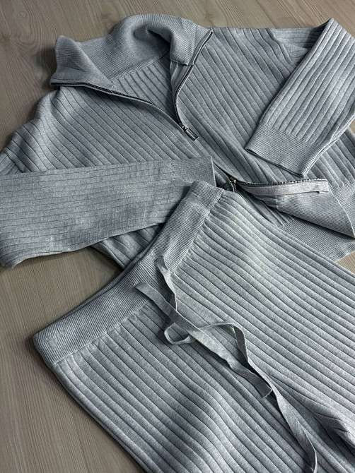 Костюм жіночий Joy One 376 вʼязаний в рубчик з кофтою на блискавці та брюками палаццо, сірий, one size Київ - фото 2