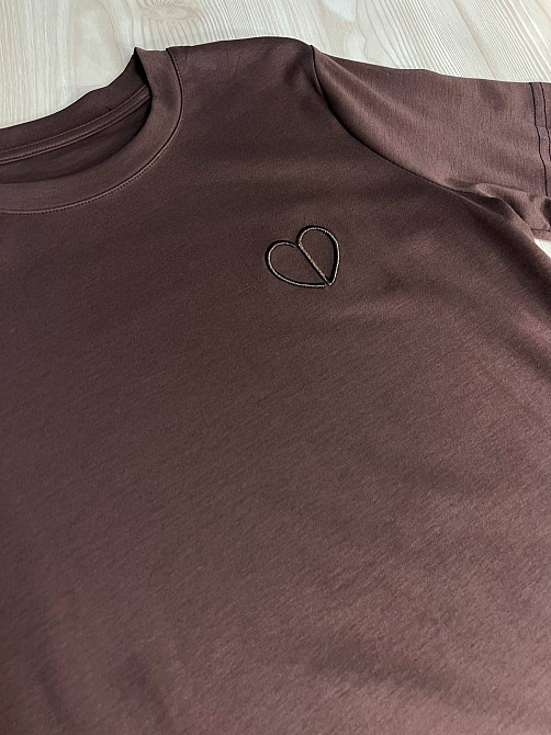 Футболка жіноча A-N 27040 базова по фігурі з вишивкою серце, коричневий, one size Київ - фото 7