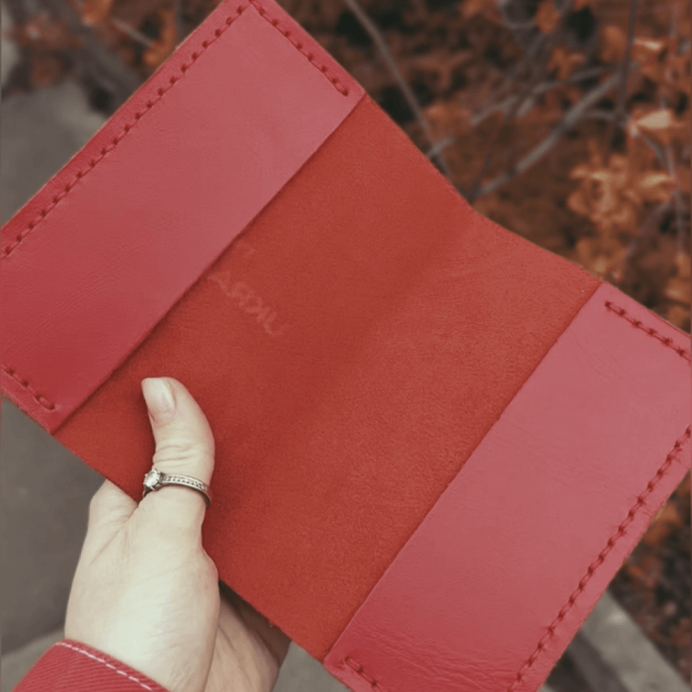 Шкіряна паспортниця Червона Тризуб, стильний практичний чохол зі шкіри з тисненням, обкладинка на паспорт жіночаMasterSem Київ - фото 4