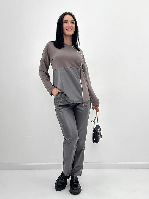 Повседневный костюм с молниями 