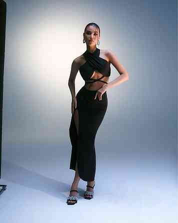 Женский привлекательный костюм двойка: топ-хомут и юбка с разрезом крепдайвинг Черный, 42/44 Одесса