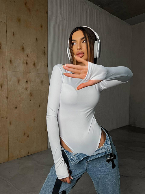 Жіноче зручне базове боді з розрізом під пальчик мікродайвінг Білий Одеса - фото 1