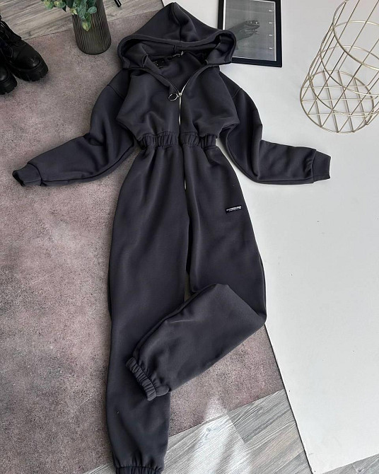 Женский теплый комбинезон с капюшоном трехнитка на флисе + нашивка Графит, 42/44 Одесса - изображение 1