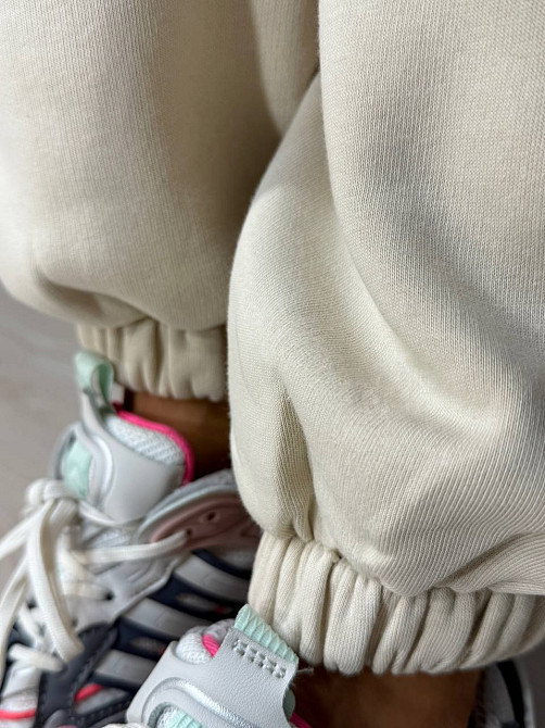 Костюм женский Quzen 490-480 укороченный свитшот с карманом и джогеры утепленный светло бежевый, світло-бежевый, S Киев - изображение 18