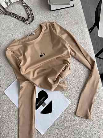 Стильний жіночий базовий лонгслів із написом і вирізом під пальчик мікродайвінг беж Одеса