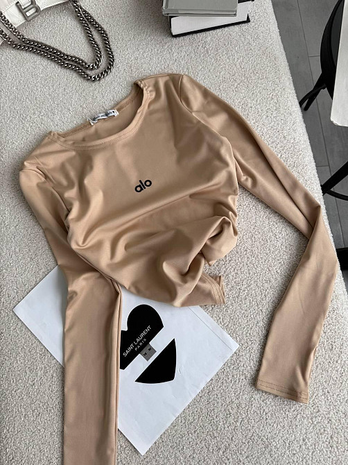 Стильный женский базовый лонгслив с надписью и вырезом под пальчик микродайвинг беж Одесса - изображение 3