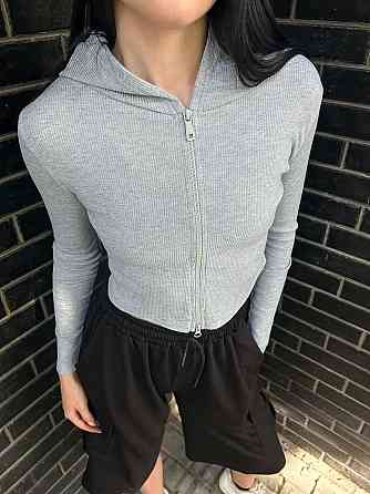 Женский укороченный топ с длинными рукавами и капюшоном на молнии рубчик Одесса