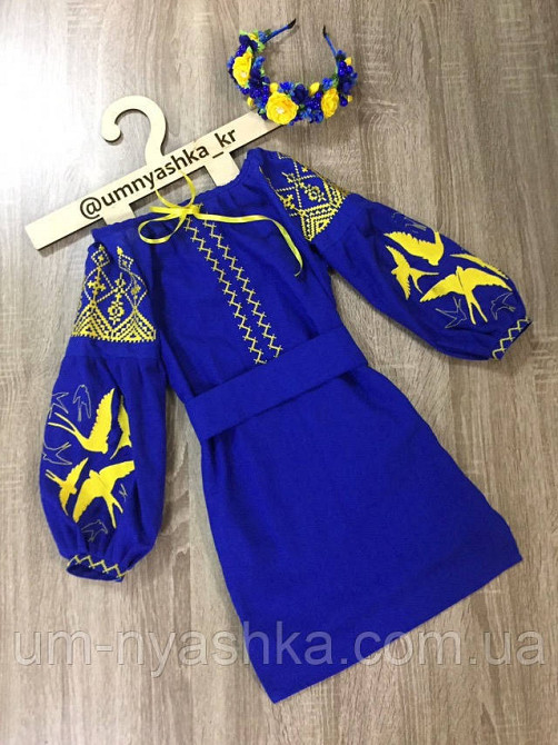 Детское вышитое платье с ласточками 