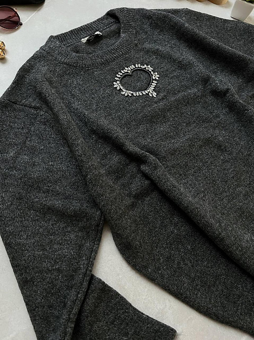 Женский свитер универсального размера с вырезом в виде сердца машинная вязка Антрацит Одесса - изображение 4