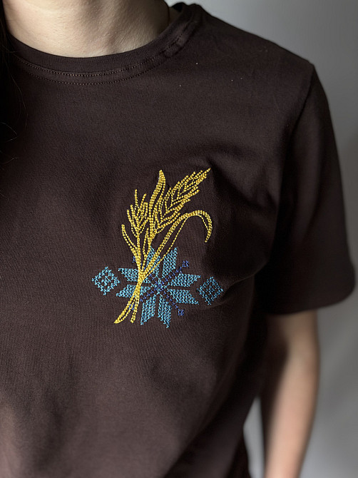 Жіноча коричнева вишита футболка вишиванка з голубим орнаментом і неймовірними колосками Київ - фото 3