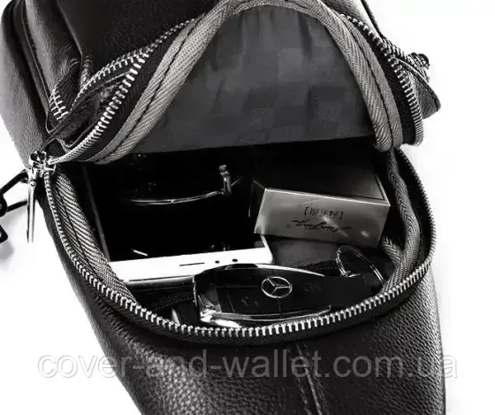 Зручна чоловіча сумка-слінг із фактурної шкіри чорного кольору Puos Київ