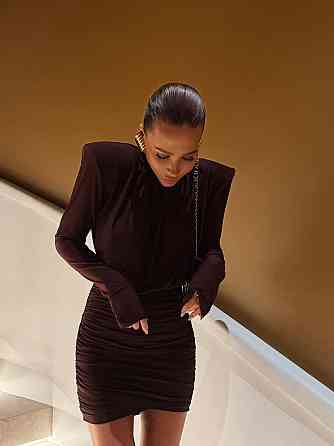 Жіноче елегантне вечірнє мініплаття з акцентними плечима та драпіруванням мікродайвінг Шоколад, 46/48 Одеса