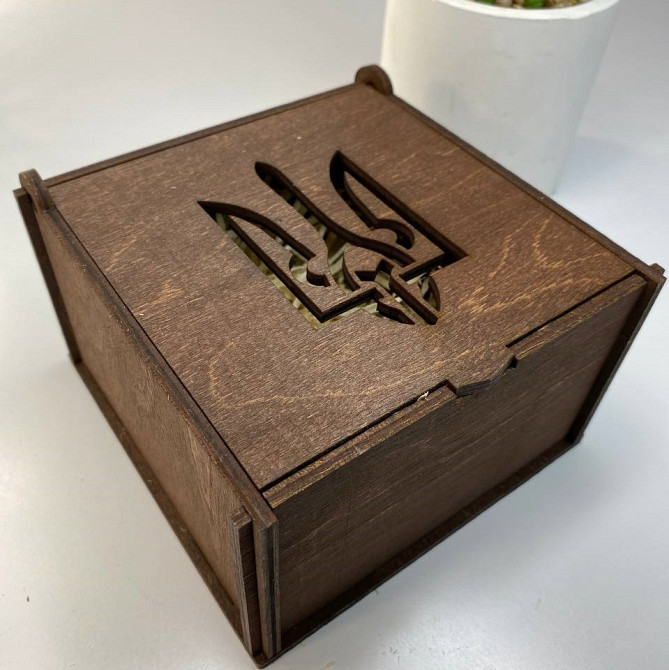 Дерев'яна коробка з гербом України 12.5х12,5х7,3, подарункове паковання квадратне коричневеMasterSem Київ - фото 4