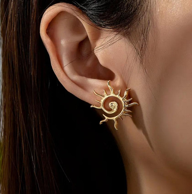 Серьги-пусеты с дизайном 