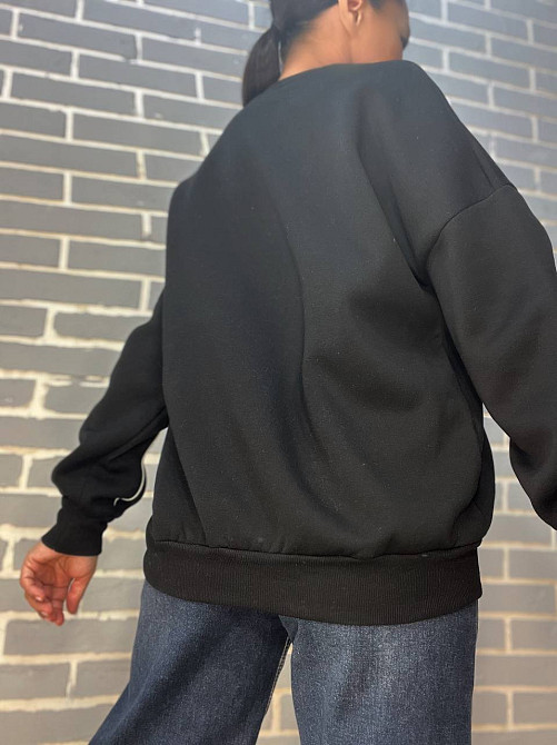 Світшот жіночий OLIVIA 2468 напис попереду VIRGINIA утеплений на флісі модель оверсайз one size, чорний, one size Київ - фото 4