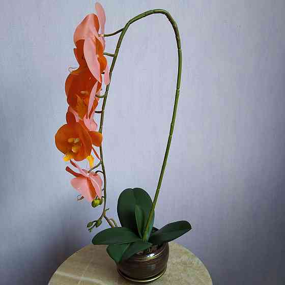 Штучна латексна орхідея VIP у коричневому керамічному кашпо на одну гілку помаранчева Дніпро