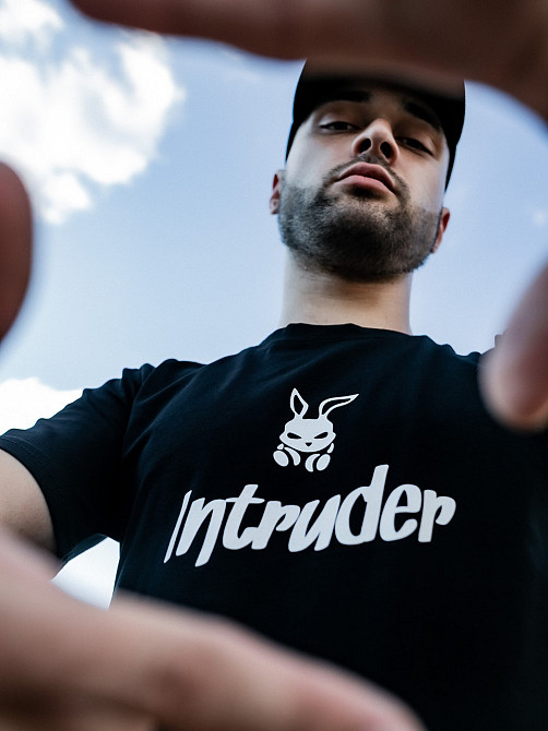 Чоловіча футболка Intruder Bunny бавовна c лого та написом класична однотонна Туреччина чорна Одеса - фото 3