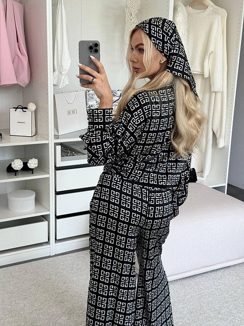 Жіночий легкий принтований костюм-двійка: сорочка та штани з хусткою сатин Чорний Одеса - фото 2