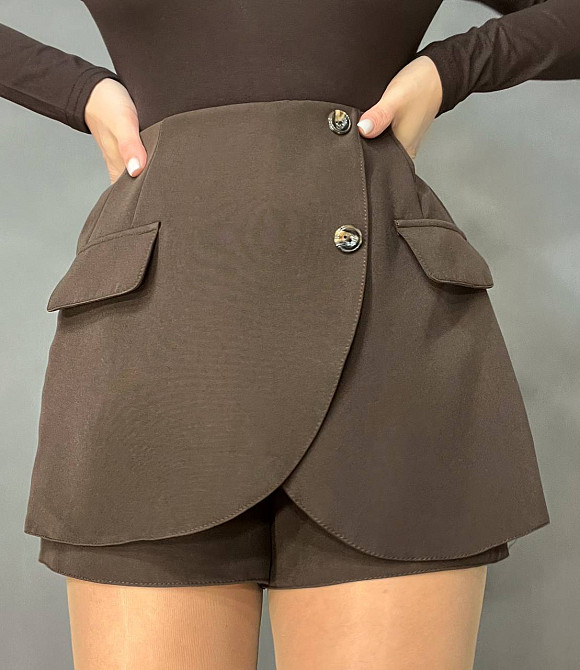 Шорти жіночі Ariadna 2426 короткі зі спідницею на запах попереду гудзики коричневі, коричневий, S Київ - фото 4