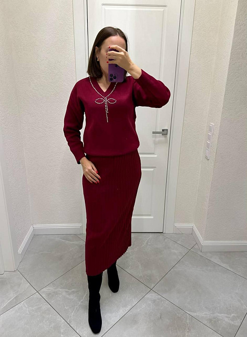 Женский теплый элегантный костюм: свитер и плиссированная юбка машинная вязка Бордо Одесса - изображение 1