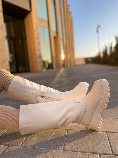 Жіночі зимові чоботи широкі шкіряні на низькому ходу бежевого кольору, на хутрі р. 37-40 4866 Коломия - фото 3