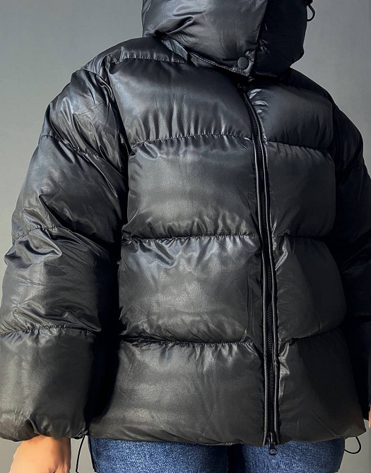 Куртка женская Lady Yep 10041 глянцевая пуффер оверсайз с капюшоном чорна, чорний, 44 Київ - фото 4