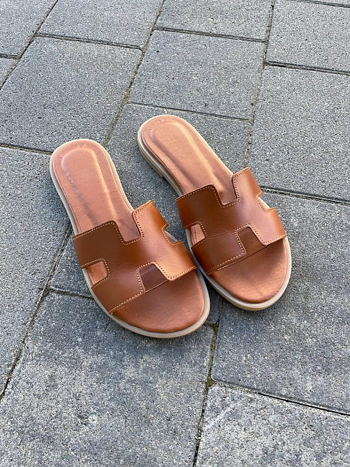 Dino Vittorio Зручні жіночі шкіряні коричневі шльопанці на низькій підошві Dino Vittorio 102-50 Коломия - фото 1