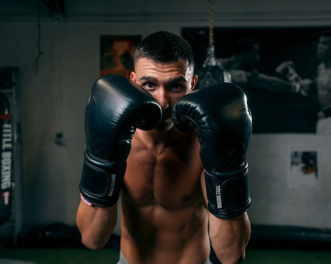 Боксерські рукавиці TITLE Boxing Ko-Vert Black 16 oz (бинти 4м. в комплекті) Каменское - изображение 8