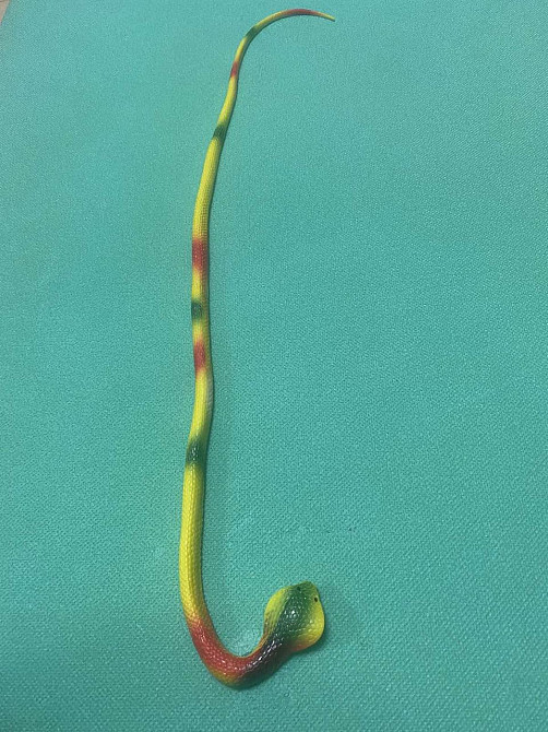 Іграшка змія резинова жовтого кольору, Декор на Хеллоуїн, чудова прикраса хеллоуін, розмір 70 см Київ - фото 4