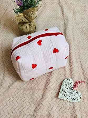 Подарочный бокс Женская муслиновая пижама (рубашка + штаны) мужские шорты-трусы, косметичка и резинка в подарок в красные сердечки 56, 42 Каменец-Подольский