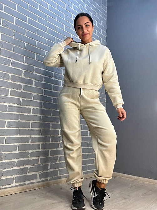 Костюм женский Quzen 478-480 короткое худи с капюшоном и брюки джоггеры на резинке флис светло бежевый, світло-бежевый, M Киев - изображение 1