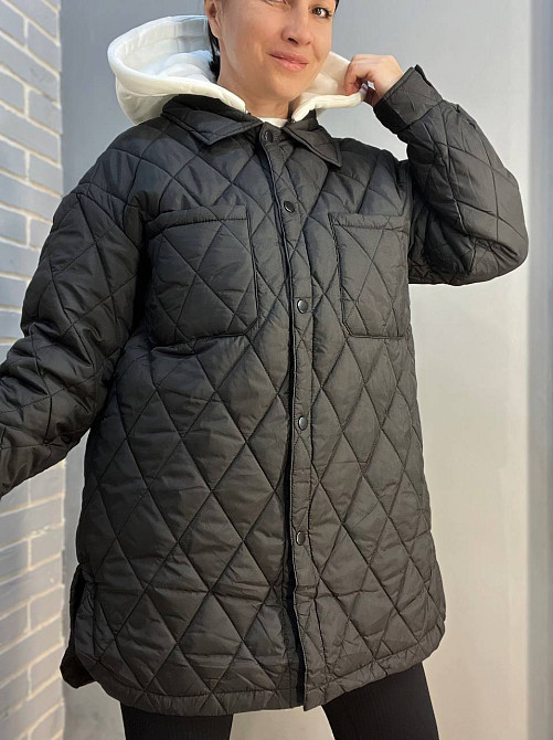 Куртка жіноча HAIZIYUAN 1870 довга сорочка накладені кишені на кнопках трикотажний капюшон чорна, чо Одеса - фото 3