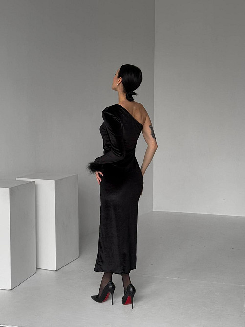 Женское элегантное платье на одно плечо с разрезом бархат 46/48 Одесса - изображение 2