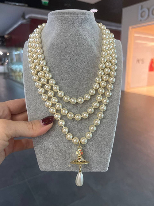 Vivienne Westwood багаторядне перлинне кольє з підвіскою сатурн та перлинною краплею Одеса - фото 2