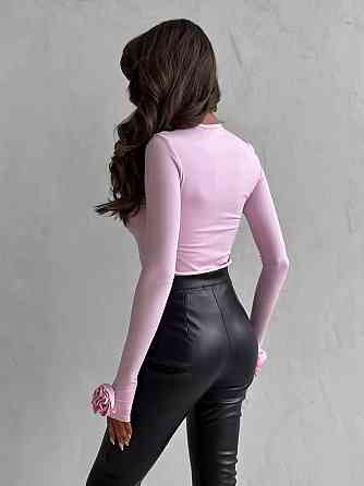 Жіночий лонгслів із витонченими трояндами на руках трикотаж масло Рожевий Одеса