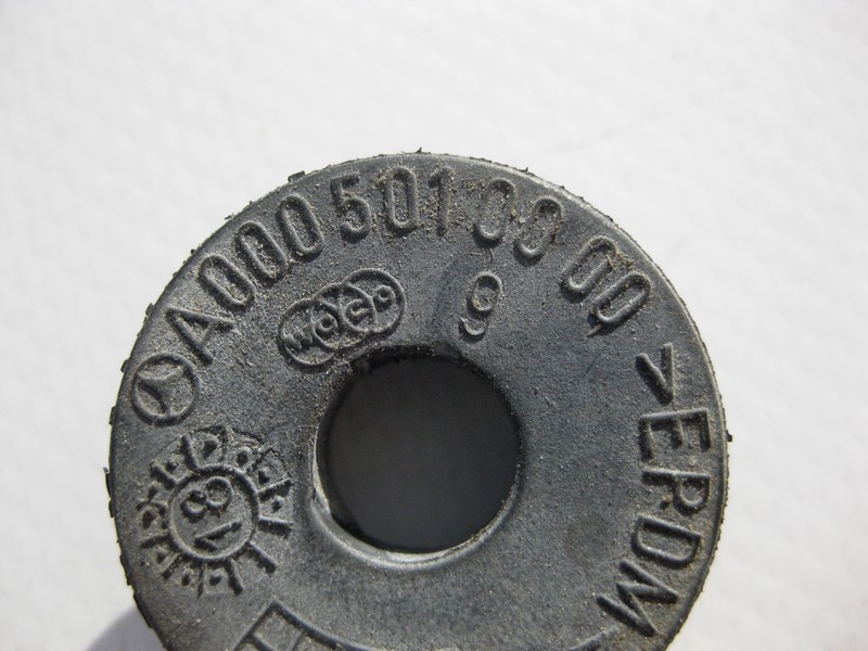 Mercedes-Benz  A0005010000 Гумовий буфер кріплення розширювального бачка E-Class W213 C238 C-Class W205 CLS C257 GLC X253 GLE W167 GLS X167 S-Class W2 Одесса - изображение 3