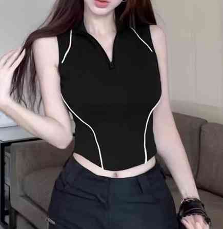 Жіночий стильний топ в спортивному стилі підкреслений білими лініями мікродайвінг Одеса