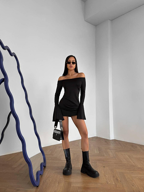 Жіноча вчірня приваблива міні сукня з відкритими плечима та ефектними розкльошеними рукавами Одеса - фото 4