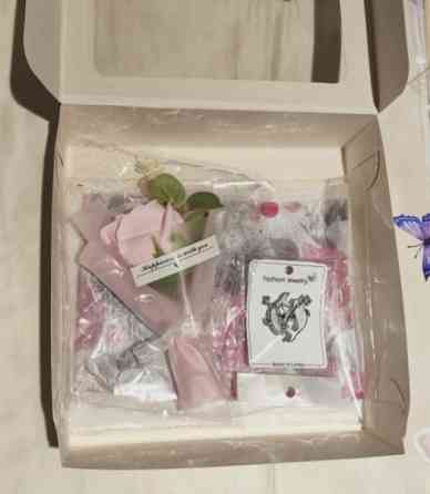 Набір подарунковий: шарф з магнітною застібкою, мило-букет і брошка знак зодіаку в подарунковій коробці Рожевий Сміла