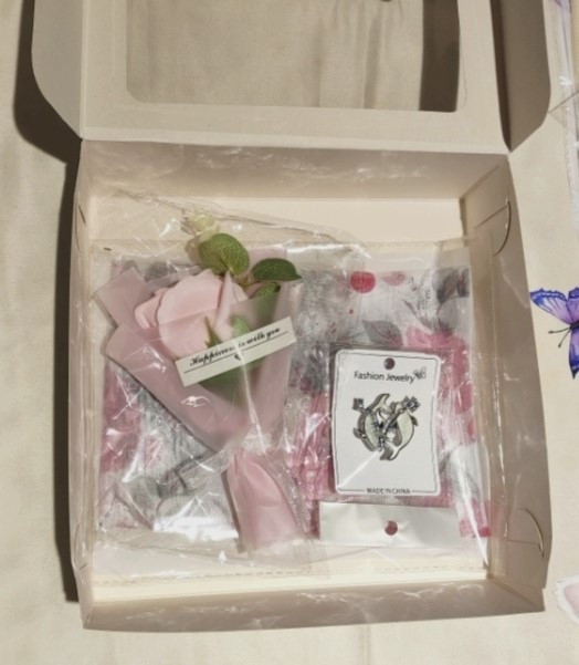 Набір подарунковий: шарф з магнітною застібкою, мило-букет і брошка знак зодіаку в подарунковій коробці Рожевий Сміла - фото 2