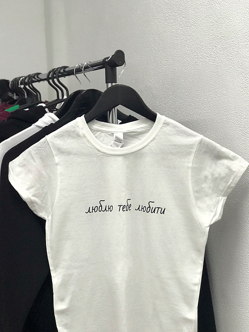 Женская футболка с надписью: 