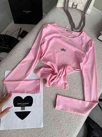 Стильний жіночий базовий лонгслів із написом і вирізом під пальчик мікродайвінг Барбі Одеса