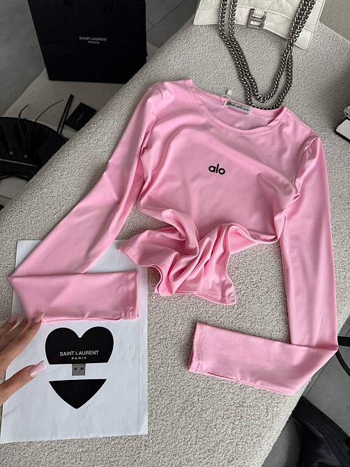 Стильный женский базовый лонгслив с надписью и вырезом под пальчик микродайвинг Барби Одесса - изображение 3