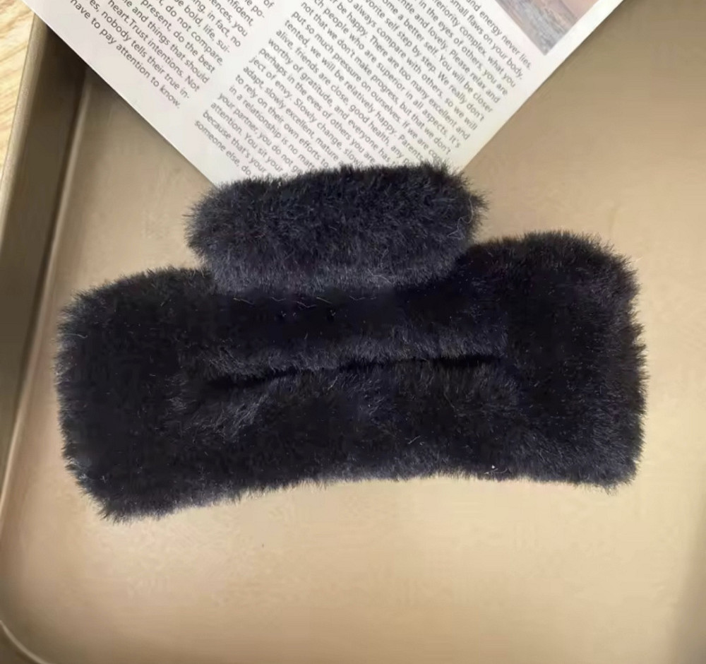 Шпилька крабік із хутра Чорний Сміла - фото 1