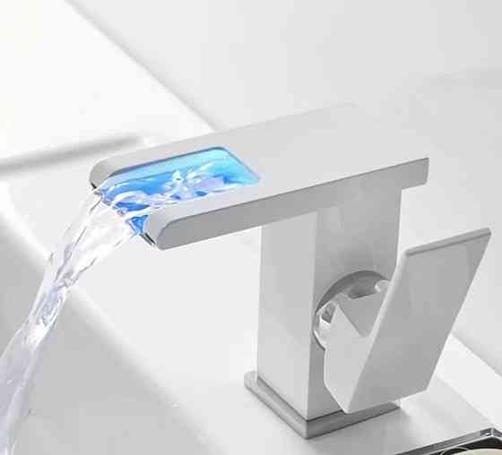 Змішувач для раковини світлодіодний VALESO NSB015 білий Коломыя