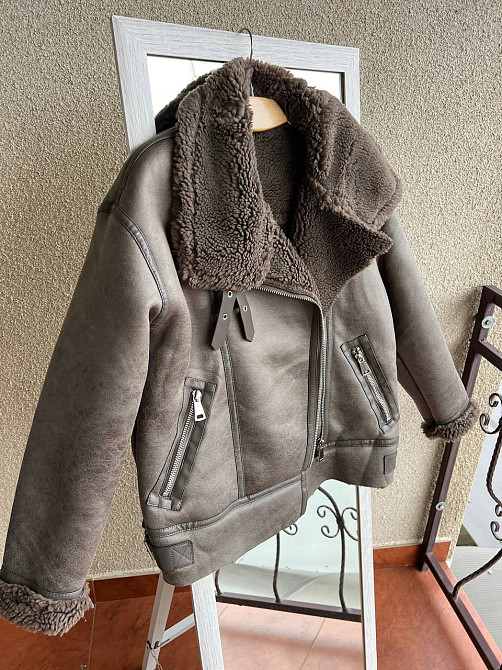 Дублянка жіноча Aftf Basic 243 середньої довжини з екозамші на блискавці з хутром капучино, капучино Одеса - фото 2