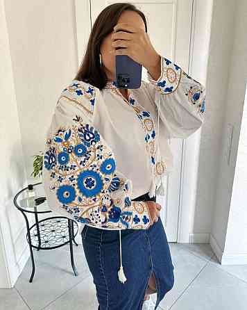 Женская современная вышиванка с голубо-желтой вышивкой и кисточками 80% хлопок, 20% полиэстер Одесса