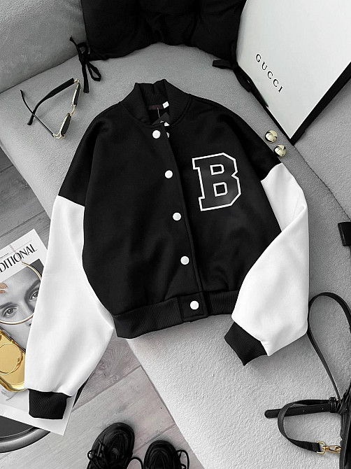 Женский теплый укороченный оверсайз бомбер на кнопках трехнитка на флисе Одесса - изображение 1