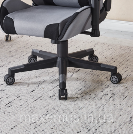 Компьютерное кресло для геймера из ткани с регулировкой подлокотников кресло геймерское B-142 серое Мостиска